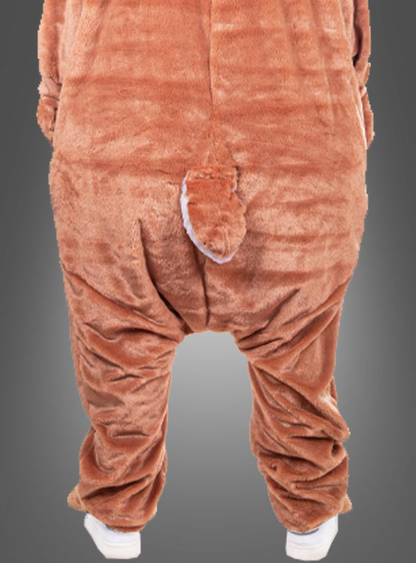 Eine Person in einem braunen, pelzigen Tierkostüm, von hinten gesehen, mit einem Plüschschwanz und weißen Schuhen – ideal für den Karneval. Das Highlight dieses Outfits ist die Hirschmaske mit Geweih und Schwanz aus Plüsch, die dafür sorgt, dass das Hirschkostüm in jeder festlichen Menschenmenge auffällt.