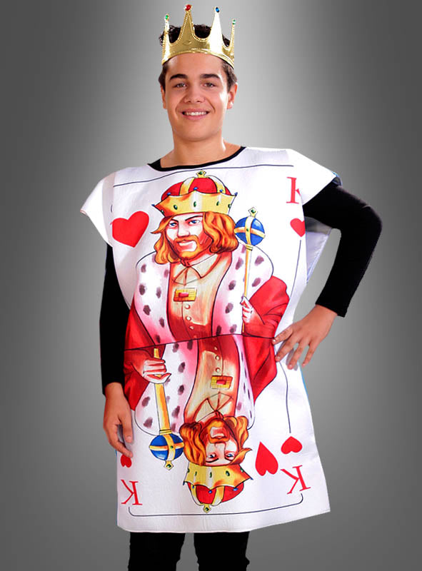 Eine Person, die das Kartenspiel-Kostüm „König mit Krone“ trägt, vor einem schlichten grauen Hintergrund steht und lächelt – perfekt für den Karneval.