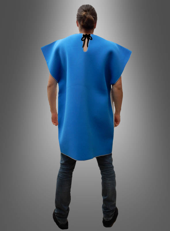 Eine Person, die eine blaue Schutzschürze aus Blei über Jeans und einem Hemd trägt und von hinten vor einem grau abgestuften Hintergrund zu sehen ist, erinnert an die unverwechselbare Silhouette des „Kostüm Spielkarte Herz Bube“ – und spiegelt damit das fantasievolle Flair dieses außergewöhnlichen Kostüms wider.