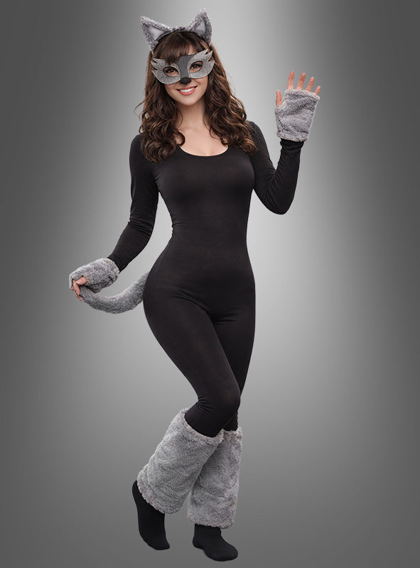 Eine Person in einem schwarzen Body, ergänzt durch das „Deluxe Wolf Set Tierkostüm“ (7-teilig) – einschließlich grauer, pelziger Stulpen, Handschuhe, Schwanz und einer Maske mit Katzenohren –, die auf einem Bein steht und vor einem grauen Hintergrund mit Farbverlauf winkt; ideal für alle, die auf der Suche nach einem stilvollen Wolfskostüm oder einem einzigartigen Tierkostüm „Wolf“ für den Karneval sind.