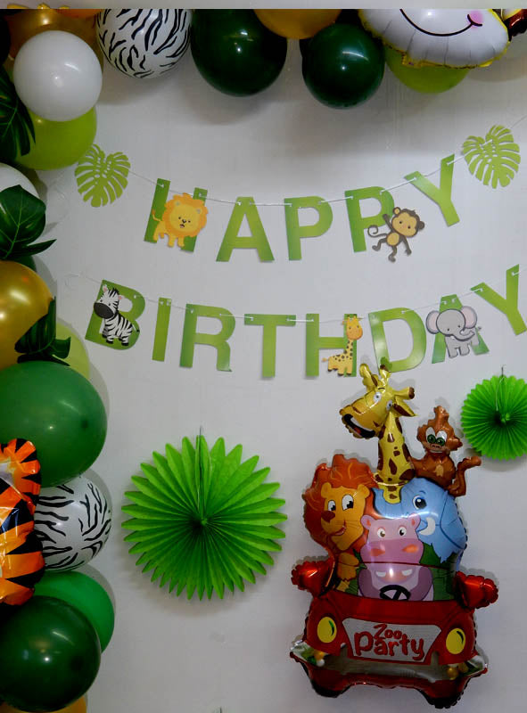Das „Riesiges Zootiere Wanddeko-Set“ mit 149 Teilen besteht aus grünen und goldenen Luftballons mit Tiermotiven, die ein „Happy Birthday“-Banner umrahmen und so eine lebhafte Zoo-Atmosphäre schaffen, die sich perfekt für Kindergeburtstage eignet. Ein besonderer Luftballon mit Cartoon-Zootieren in einem roten Auto und der Aufschrift „Zoo Party“ sorgt für zusätzlichen Spaß bei Ihrer Zootiere-Wanddekoration.
