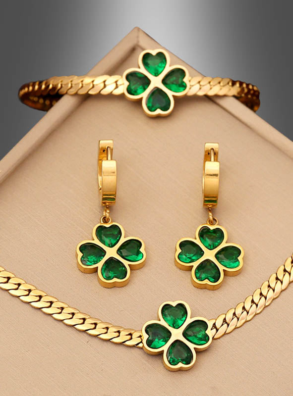 Das 4-teilige Kleeblatt-Schmuckset „Schornsteinfegerin“ besteht aus einem atemberaubenden Goldschmuckset, das mit grünen vierblättrigen Kleeblatt-Anhängern verziert ist – darunter ein Armband, eine Halskette und Ohrringe –, die alle elegant auf einem beigen Ständer präsentiert werden. Dieses bezaubernde Set ist die perfekte Prise Glück für Ihre Sammlung und eignet sich ideal als St.-Patrick’s-Day-Schmuck oder als charmanter Kleeblatt-Modeschmuck für den Alltag.