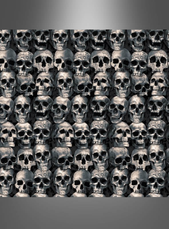 Ein sich wiederholendes Muster aus dicht aneinander gereihten menschlichen Schädeln füllt das gesamte Bild vor einem neutralen Hintergrund mit Farbverlauf aus – damit ist diese XXL-Totenkopf-Wanddekoration im Format 120 x 600 cm der perfekte Blickfang, um Ihre Halloween-Dekoration aufzuwerten.