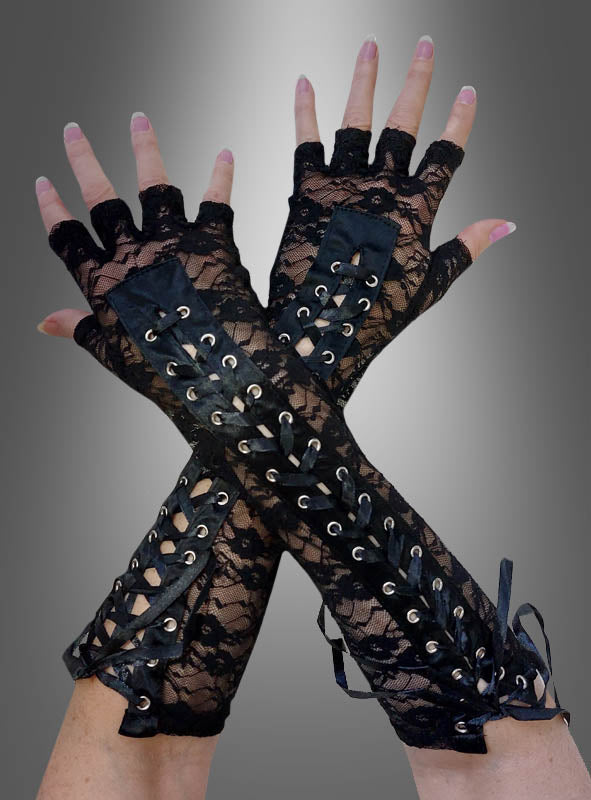 Vor einem grau verlaufenden Hintergrund sind zwei Hände, die elegante schwarze Lange Spitzenhandschuhe mit Schnürung tragen, an den Handgelenken verschränkt, wobei ihre zarte Schnürung einen raffinierten Akzent setzt.