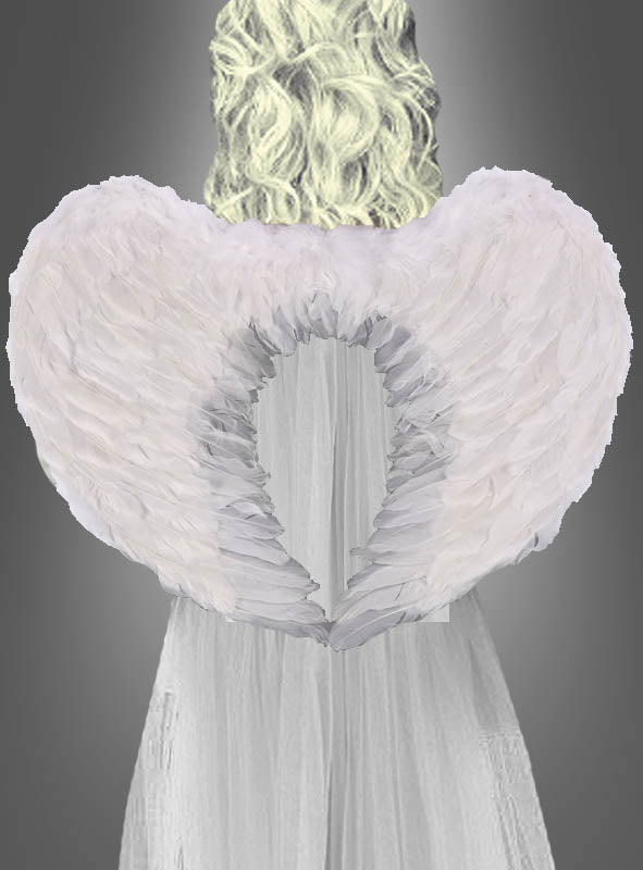Eine Person mit langen, lockigen blonden Haaren trägt ein weißes Kleid und große weiße Engelsflügel, die beidseitig mit Federn verziert sind (60 cm), und steht vor einem grauen Hintergrund mit Farbverlauf.