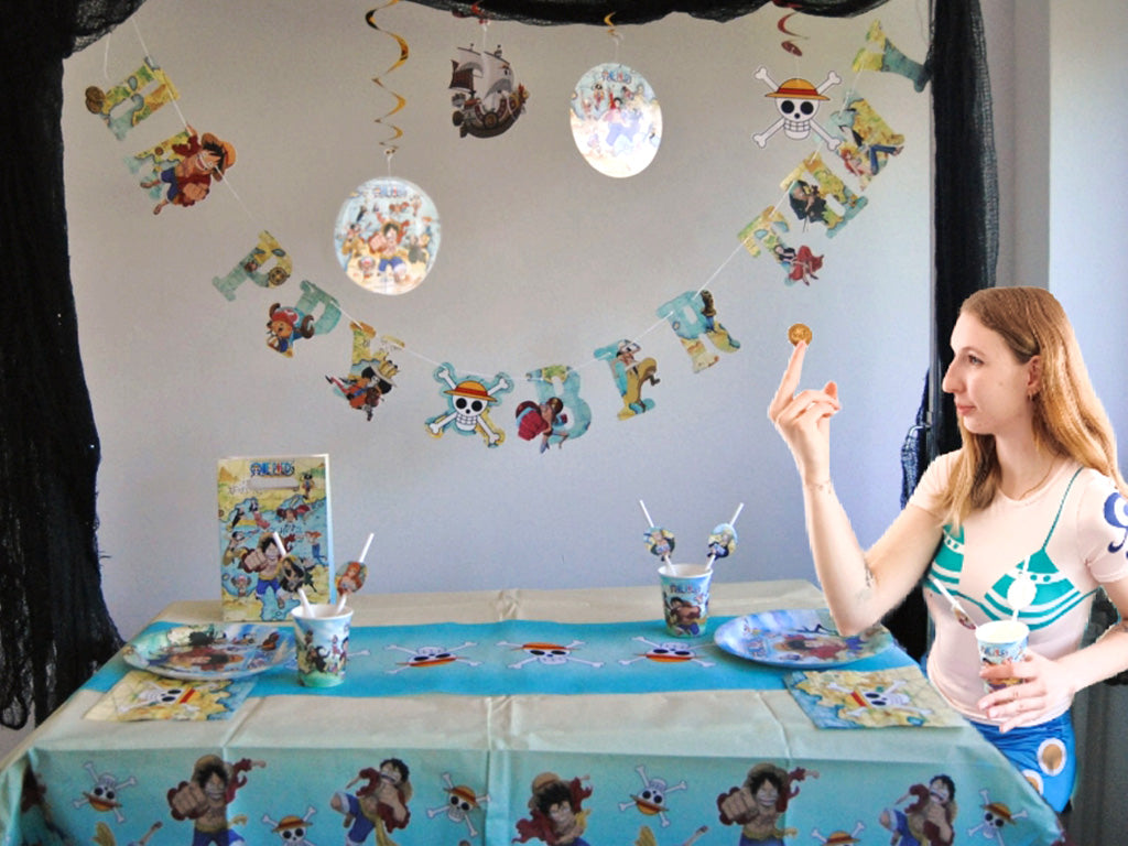 Eine Frau hält eine Goldmünze in der Hand an einem Geburtstagstisch im „One Piece“-Stil, der mit einer „One Piece“-Tischdecke aus Papier, einer festlichen Girlande sowie Bechern und Tellern mit Piratenfiguren geschmückt ist – perfekt für einen unvergesslichen „One Piece“-Kindergeburtstag.