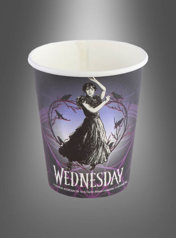 8er-Set „Wednesday“-Papierbecher (250 ml) mit einer gotischen Illustration eines Mädchens in einem schwarzen Kleid, umgeben von Zweigen, und der Aufschrift „Wednesday“ am unteren Rand. Perfekt für jede Halloween-Party-Becher-Sammlung oder als einzigartige „Wednesday“-Papierbecher als Blickfang.