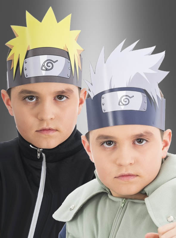 Zwei Kinder, die Papier-Kopfbedeckungen „Naruto Kakashi“ (8 Stück) und passende Kostüme tragen – das eine mit gelben, zu Stacheln gestylten Haaren wie Naruto und das andere mit weißen, zu Stacheln gestylten Haaren wie Kakashi –, posieren vor einem grauen Hintergrund. Damit ist dies die perfekte Szene für jeden Kindergeburtstag oder jede Sammlung an Anime-Partyzubehör.