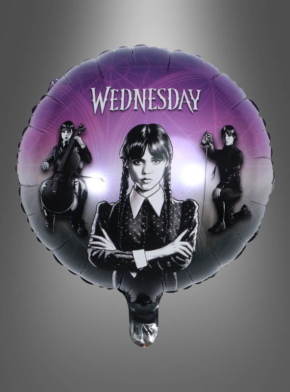 Ein runder 43 cm großer Folienballon mit Illustrationen eines Mädchens in drei Posen, dem Wort „Wednesday“ oben und einem Hintergrund mit einem Farbverlauf von Lila nach Schwarz – perfekt als „Wednesday“-Folienballon für Ihre Addams-Family-Party.