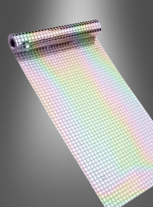 Ein teilweise ausgebreiteter Schillernder Disco-Tischläufer in Silber (26 x 300 cm) mit einem schillernden Gittermuster ist vor einem neutralen Hintergrund mit Farbverlauf zu sehen.