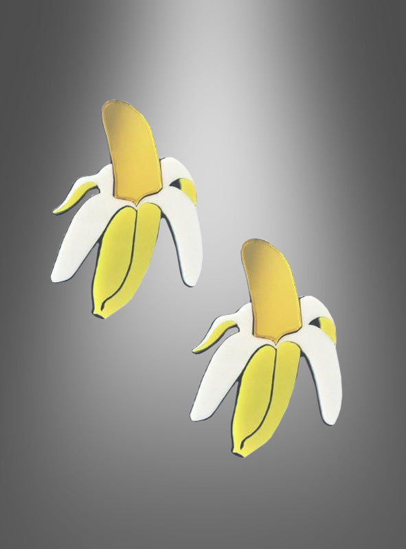 Zwei Illustrationen im Cartoon-Stil, die geschälte Bananen in Gelb und Weiß zeigen, sind vor einem grauen Hintergrund mit Farbverlauf abgebildet und fangen den verspielten Charme der „Acryl-Ohrringe Banane“ ein – eine ideale Inspiration für fantasievolle Modeschmuck-Designs.