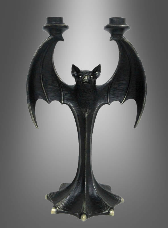 Der Kerzenständer „Fledermaus“ 35 cm aus Kunstharz ist ein schwarzer Kerzenhalter aus Metall in Form einer Fledermaus mit ausgebreiteten Flügeln, der Platz für zwei Kerzen bietet – ein idealer Akzent für die gotische Dekoration oder eine effektvolle Halloween-Tischdekoration. Dieses auffällige Stück kommt vor einem grauen Hintergrund mit Farbverlauf besonders gut zur Geltung.