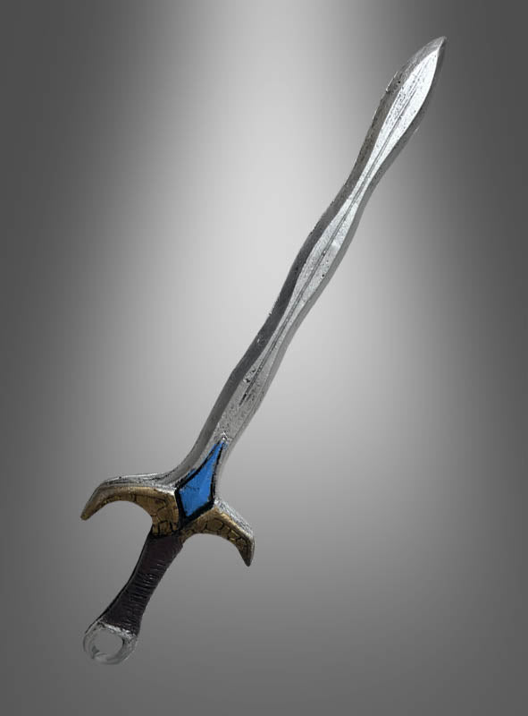 Das „Schwert aus Schaumstoff 88 cm“ ist ein Metallschwert mit einer geraden, zweischneidigen Klinge, einem gold-blauen Griff und einer Schlaufe am Ende des Griffs. Es ist im Stil eines hochwertigen LARP-Schaumstoffschwerts gestaltet und wird vor einem grauen Hintergrund mit Farbverlauf präsentiert.