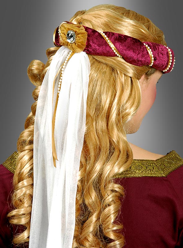 Eine Frau mit langen, lockigen blonden Haaren ist von hinten zu sehen; sie trägt einen burgunderroten und goldenen mittelalterlichen Jungfernkranz mit einem weißen Schleier vor einem grauen Hintergrund.