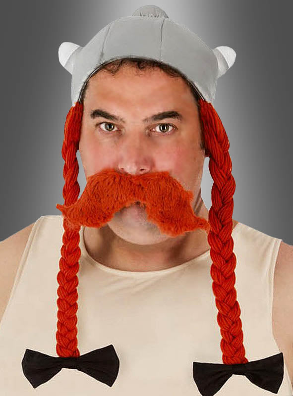 Diese Person trägt den Obelix-Stoffhelm mit Zöpfen ganz im Stil von Asterix & Obelix: eine lange rote, geflochtene Perücke mit Schleifen und einen großen roten Schnurrbart, vor einem grau verlaufenden Hintergrund.