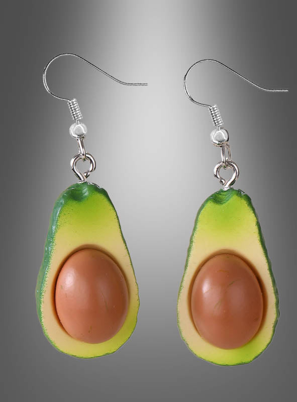 Ein Paar fruchtige Avocado-Ohrringe als Modeschmuck in Form von Avocadohälften mit markanten braunen Kernen vor einem grauen Farbverlauf – diese verspielten Ohrringe verleihen jeder Modeschmuckkollektion einen lebhaften Charme und einen schwungvollen Stil.