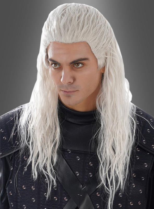 Eine Person mit langen, welligen weißen Haaren – die an die „Witcher Langhaar-Perücke weiß“ erinnern – in einem schwarzen, mittelalterlich anmutenden Outfit steht vor einem schlichten grauen Hintergrund.