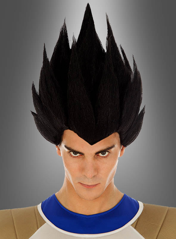 Eine Person mit ernstem Gesichtsausdruck trägt die Vegeta-Perücke aus „Dragon Ball Z“ für Erwachsene – eine große, stachelige schwarze Perücke – sowie ein Kostüm, das an ein „Dragon Ball Z“-Cosplay erinnert, und steht vor einem grauen Hintergrund mit Farbverlauf.