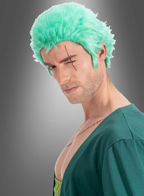 Ein Mann mit der grünen, stacheligen Perücke „Zoro-Perücke aus One Piece für Erwachsene“, mit Narben auf Brust und Gesicht, einem offenen grünen Hemd und einem zusammengekniffenen Auge vor einem schlichten Hintergrund – ein beeindruckendes Zoro-Cosplay.