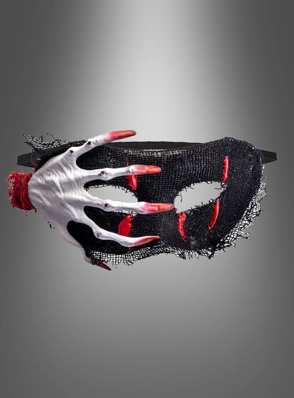 Eine schwarze, strukturierte Halloween-Augenmaske mit roten Akzenten, auf deren Vorderseite ein silber-rotes Handmotiv zu sehen ist, das sich vor einem grauen Hintergrund mit Farbverlauf erstreckt.