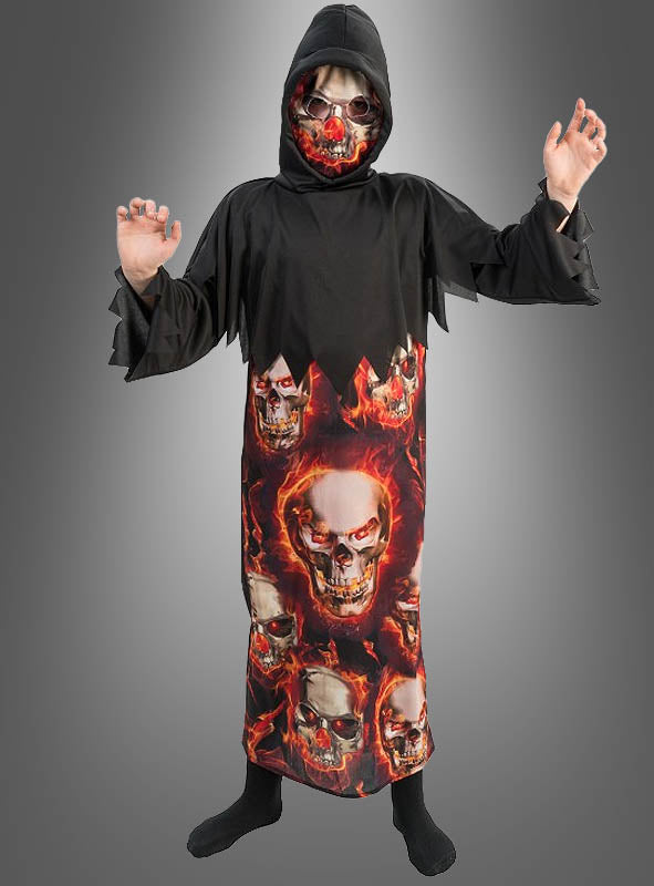 Eine Figur in einem schwarzen Kostüm mit Kapuze, das mit feurigen Totenköpfen verziert ist, und einer dazu passenden Totenkopfmaske steht mit erhobenen Händen vor einem grauen Hintergrund mit Farbverlauf – dieses „Feuerdämon“-Kostüm mit Maske für Kinder ist die perfekte Wahl für jedes Kind, das ein auffälliges Dämon-Kinderkostüm für Halloween sucht.