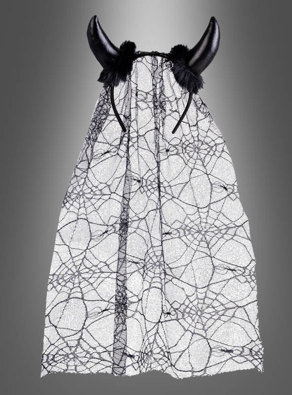 Ein „Schwarze Teufelhörner mit Schleier“ mit flauschigen schwarzen Teufelshörnern und einem transparenten Spitzenumhang mit aufwendigem Spinnennetzmuster wird vor einem grauen Hintergrund präsentiert – und ist damit das perfekte Halloween-Accessoire.