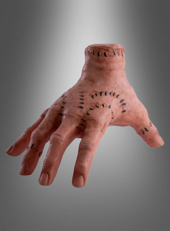 Eine naturgetreue „Hand mit Nähten – Halloween-Dekoration“ mit realistisch wirkenden Nahtnarben wird vor einem grauen Hintergrund mit Farbverlauf präsentiert – ideal als gruselige Hand für Ihre Halloween-Dekoration.