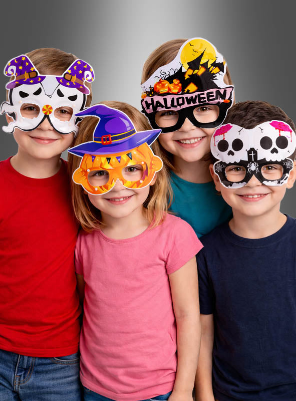 Vier Kinder mit bunten Masken im Halloween-Stil und Freizeitkleidung stehen lächelnd vor einem grauen Hintergrund beieinander; jedes trägt stolz das „Halloween-Brillen-4er-Pack für Kinder“ – perfekt für jede Halloween-Party.