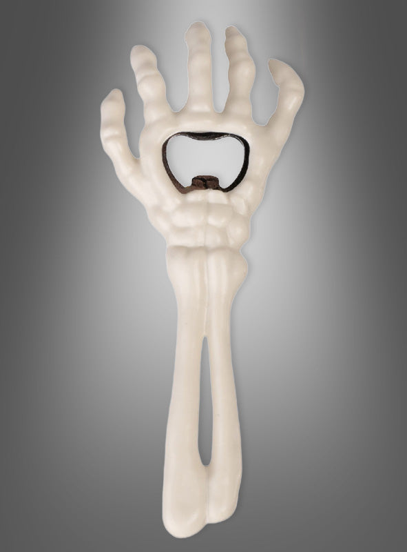 Der Halloween-Flaschenöffner „Skeletthand“, dessen knochige Handfläche einen Flaschenöffner enthält, ist vor einem grauen Farbverlaufshintergrund abgebildet. Dieses gruselige Accessoire eignet sich ideal als Bierflaschenöffner für Partys und verleiht Ihren Feiern eine unheimliche Atmosphäre.