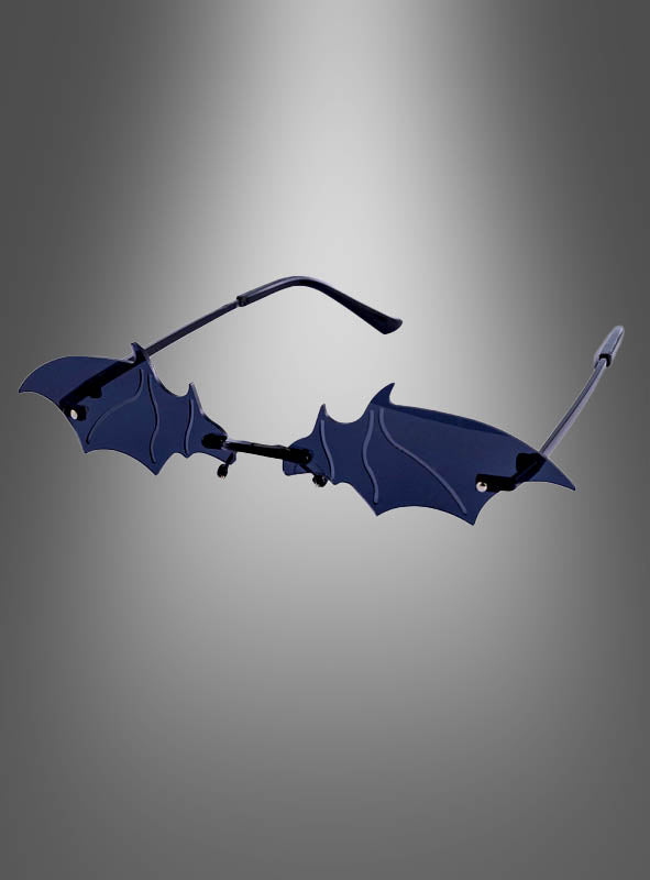 „Fledermaus-Brille für Vampire“ mit schwarzen, fledermausförmigen Gläsern und dünnem Rahmen – ideal für dein nächstes Gothic-Kostüm –, präsentiert vor einem grau verlaufenden Hintergrund.