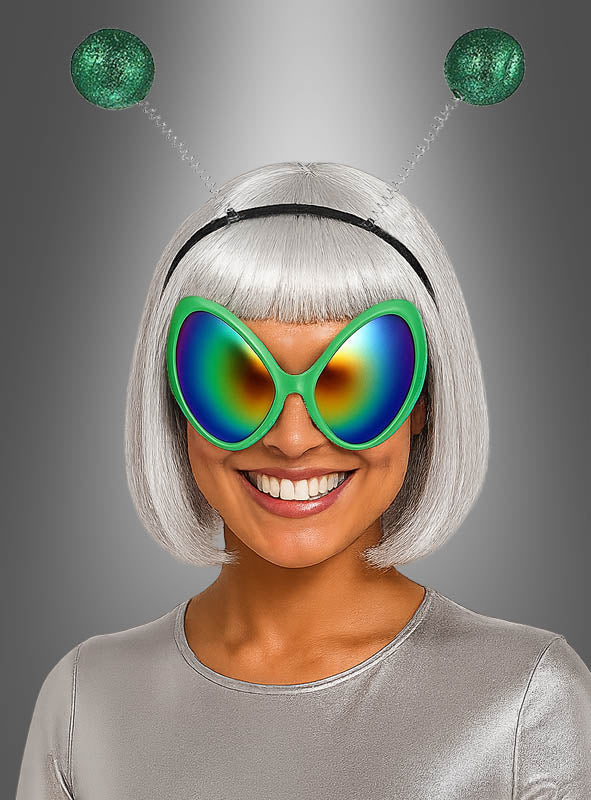 Person, die das „Alien Set Brille und Fühler grün“ trägt – ein lustiges und auffälliges Alien-Kostüm-Set mit einer großen grünen Alien-Brille und einem Stirnband mit Antennen, perfekt als Karnevalsaccessoire.