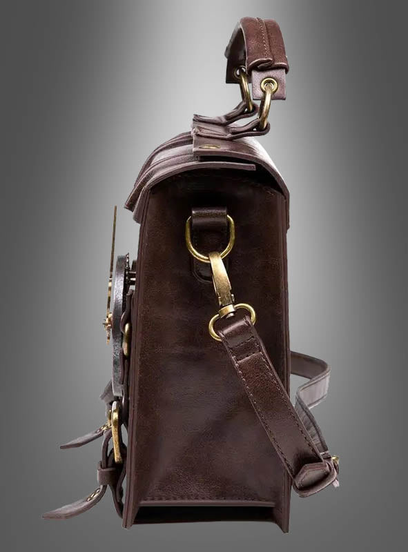 Seitenansicht einer braunen Steampunk-Handtasche aus Leder (26 cm) mit Uhr, Messingbeschlägen und einem verstellbaren Schulterriemen, vor einem neutralen Hintergrund mit Farbverlauf.