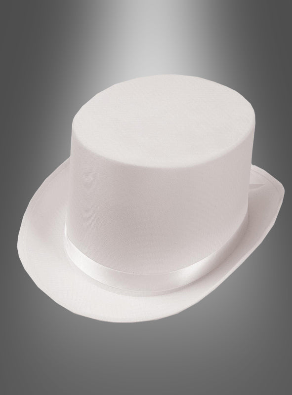 Hier ist die überarbeitete Version mit den angegebenen Produktdaten: Der weiße Deluxe-Zylinder mit passendem Ripsband präsentiert sich vor einem grauen Farbverlauf – ein stilvolles Accessoire, das jedes Steampunk-Kostüm oder einen Opernauftritt perfekt ergänzt.