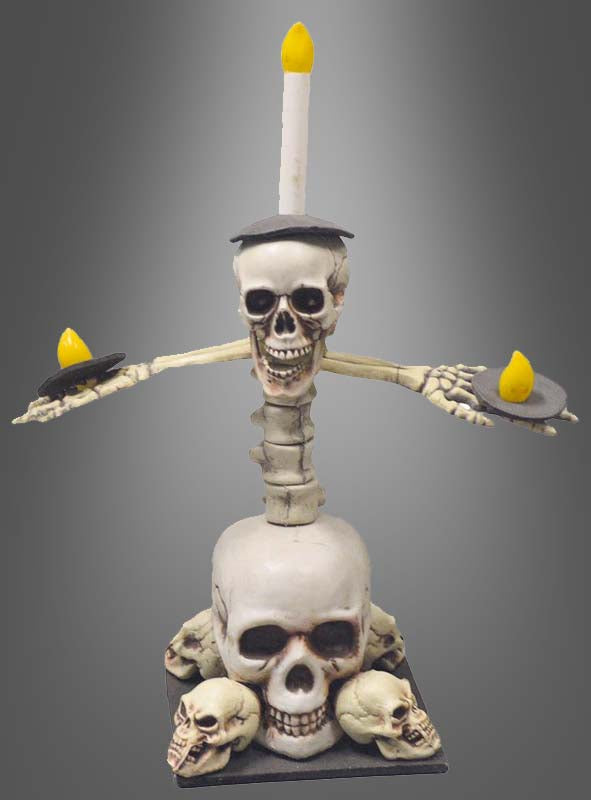 Der „Totenkopf Kerzenhalter 55 cm LED-Augen“ ist ein auffälliger dekorativer Kerzenhalter in Form von übereinander gestapelten Totenköpfen und Knochen. Er ist für drei gelbe Kerzen ausgelegt und eignet sich perfekt als dekorativer Akzent für Halloween. Vor einem grauen Hintergrund sorgen die leuchtenden LED-Augen für eine besonders gruselige Atmosphäre.