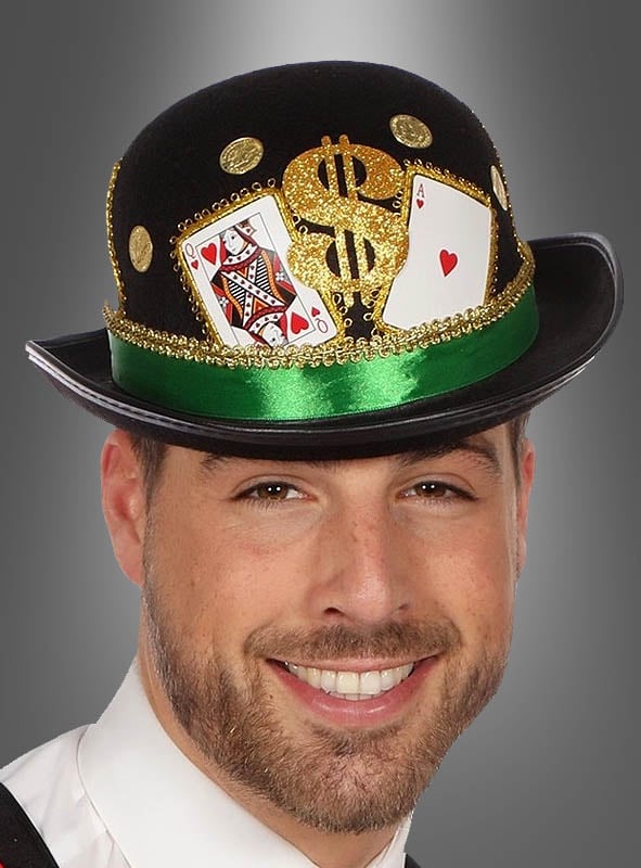Ein Mann, der die „Schwarze Melone – Casino-Style“ trägt – einen schwarzen Derby-Hut mit grünem Band, verziert mit Goldmünzen, einem goldenen Dollarzeichen und übergroßen Spielkarten mit Herz-Ass und Kreuz-Bube –, ist der perfekte Glücksspieler-Hut für Ihr nächstes Las-Vegas-Kostüm oder Ihre Party unter dem Motto „Casino-Melone“.