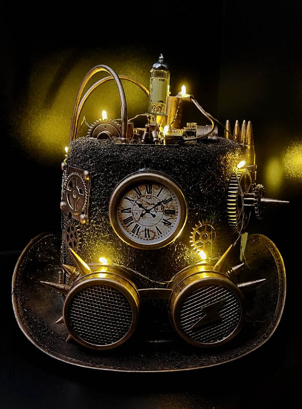 Ein schwarzer Steampunk-Zylinder mit Licht, verziert mit Zahnrädern, einer Uhr, Rohren, Schutzbrillen und leuchtend gelben Lichtern, steht vor einem dunklen Hintergrund. Dieser auffällige Steampunk-Zylinder mit Licht vereint klassische Steampunk-Accessoires zu einem Blickfang – perfekt für jeden Fan.