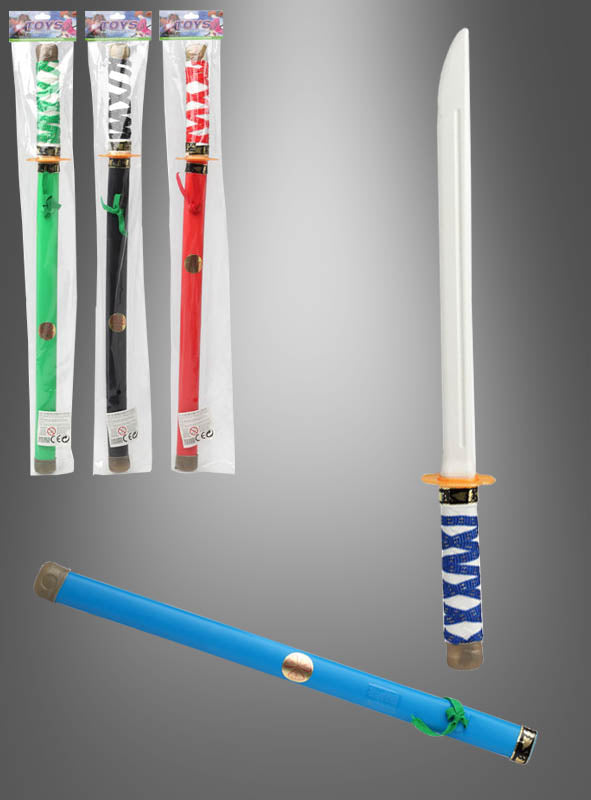 Entdecken Sie das Set „Asiatisches Katana-Schwert mit Scheide“: vier Spielzeugschwerter, jedes mit einer andersfarbigen Scheide – schwarz, rot, grün und blau. Ein Schwert ist aus der Scheide gezogen abgebildet und verfügt über eine weiße Klinge und einen blauen Griff. Ideal als Katana-Schwert-Set für Sammler oder als Accessoire für Ihr Samurai-Kostüm – alle Artikel sind als Spielzeug verpackt.
