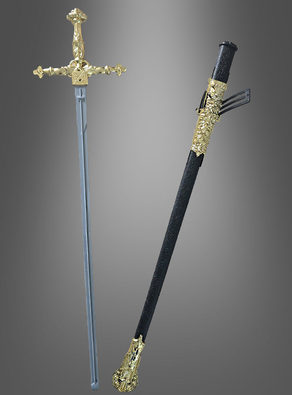 Ein „Musketiere Degen 67 cm für Erwachsene“ mit kunstvoll verziertem goldenem Griff und Parier, der an ein klassisches Musketierenschwert erinnert, wird neben einer dekorativen schwarz-goldenen Scheide präsentiert – perfekt als auffälliges Karnevalskostüm-Accessoire – vor einem grauen Hintergrund mit Farbverlauf.