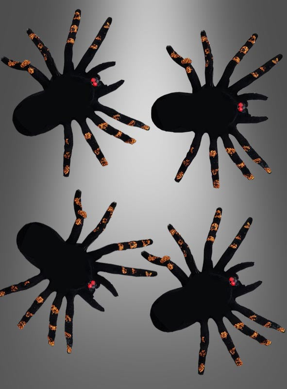 Vier beflockte Spinnen (jeweils 12 x 8 cm) sind als stilvolle Dekoration auf einem Farbverlauf aus Grautönen angeordnet – perfekt als gruselige Halloween-Dekoration.