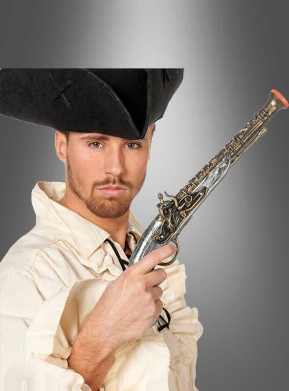Ein Mann mit einem schwarzen Dreispitz und einem weißen Hemd posiert mit der „Pistole 41 cm Pirat oder Musketier“ vor einem grauen Hintergrund mit Farbverlauf.