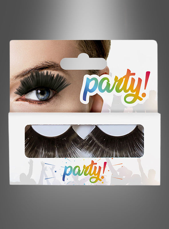 Künstliche Wimpern in einer Verpackung mit der Aufschrift „Party!“, auf der ein Auge mit den „Lange Wimpern schwarz“ und im Hintergrund die Silhouetten von Partygästen abgebildet sind. Diese selbstklebenden künstlichen Wimpern sind perfekt, um jeder Feier einen dramatischen Touch zu verleihen.