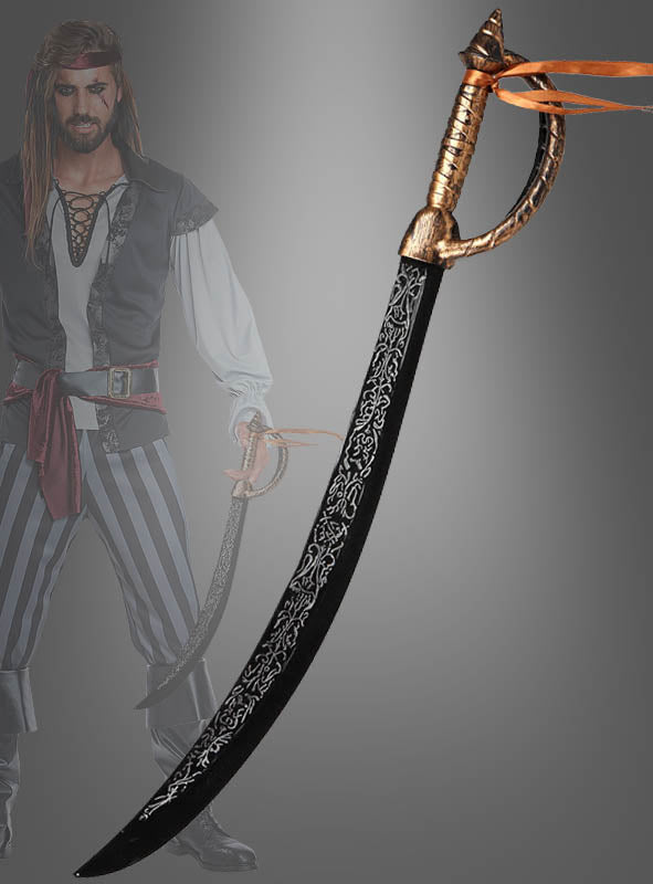 Ein Mann in einem Piratenkostüm hält das 68 cm lange, verzierte Piratenschwert – ein kunstvoll gearbeitetes schwarzes Schwert mit goldenen Verzierungen und einem orangefarbenen Band – in der Hand, während das Schwert im Vordergrund vergrößert abgebildet ist.