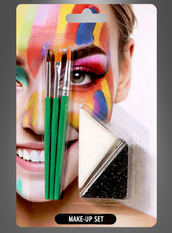 Die Verpackung des Schminkpinsel-Sets und der Schwämme zeigt drei Pinsel mit grünen Griffen, zwei dreieckige Make-up-Schwämme sowie im Hintergrund das strahlende Gesicht eines Models, das mit Aqua-Schminke-Farben geschminkt ist.