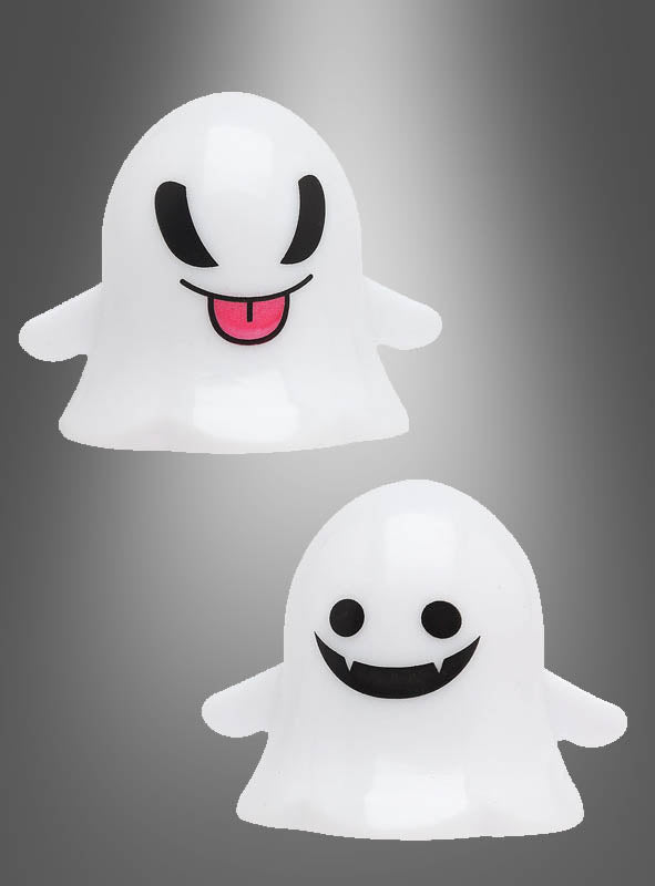 Zwei weiße „Leuchtende Mini-Geister-Deko 5,5 cm“-Geisterfiguren mit schwarzen Gesichtszügen verleihen Ihrer Halloween-Dekoration eine kinderfreundliche Note; eine zeigt einen verspielten Ausdruck mit herausgestreckter Zunge, während die andere ein breites Grinsen mit Reißzähnen hat. Sie eignen sich perfekt als leuchtende Mini-Geister-Akzente auf einem grauen Hintergrund mit Farbverlauf.
