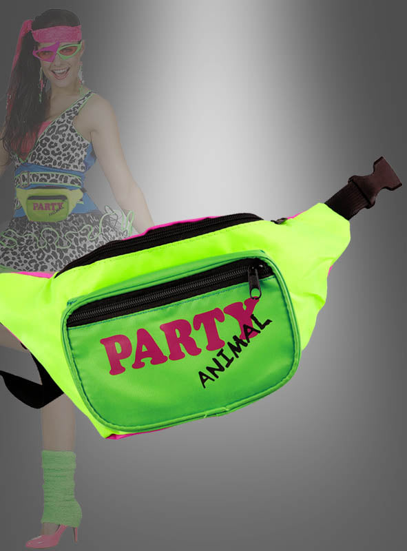Vor einer Frau, die Kleidung und Accessoires mit Leopardenmuster trägt, ist eine „Neon Gürteltasche Party Animal“-Bauchtasche zu sehen.