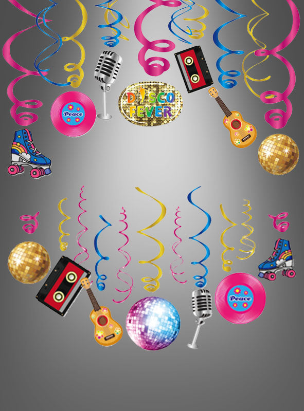 Verleihen Sie Ihrer Veranstaltung mit dem „80er-Jahre-Disco-Party-Dekorationsset mit Wirbelmotiven“ einen Hauch von Retro-Flair – mit farbenfrohen Dekorationselementen wie Rollschuhen, Mikrofonen, Gitarren, Kassetten, Discokugeln und Luftschlangen. Diese lebhaften Mottoparty-Dekorationselemente umfassen auffällige 80er-Jahre-Deko-Swirls vor einem stilvollen grauen Farbverlaufshintergrund und eignen sich somit perfekt für jede Feier im Disco-Stil.