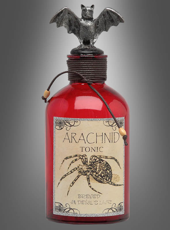 Die Geschenkflasche „Fledermaus“ (21 cm) besteht aus einer roten Flasche mit der Aufschrift „Arachnid Tonic“ und einer Spinnenillustration sowie einer schwarzen Fledermausfigur auf dem Deckel; diese einzigartige Halloween-Dekoration sieht aus wie eine geheimnisvolle Geschenkflasche, komplett mit einem Anhänger, auf dem „Brewed in Devils Lair“ steht.