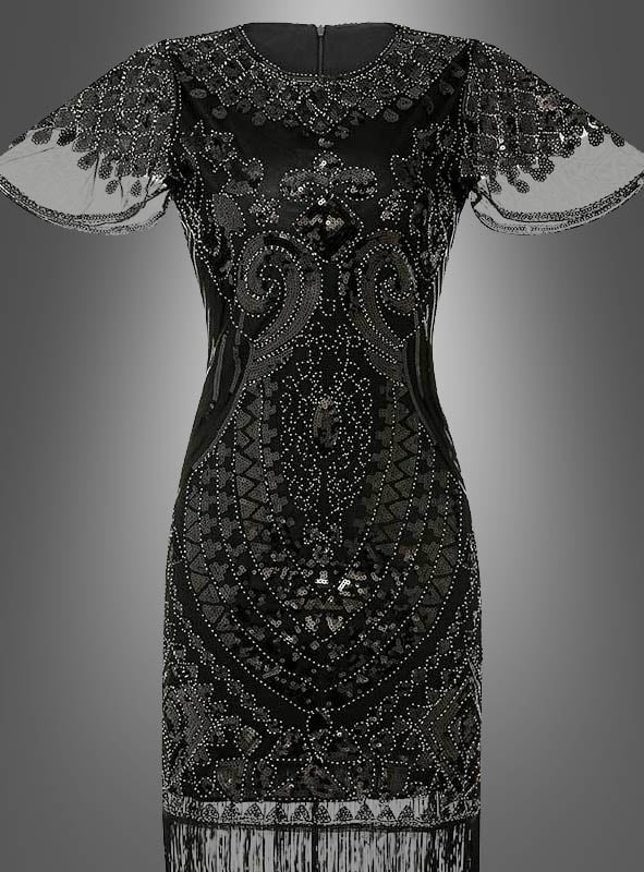 Das 20er-Jahre-Kleid „Grace“ mit kurzen Ärmeln und Pailletten ist ein schwarzes, kurzärmeliges Kleid mit aufwendiger Perlenstickerei, schimmernden Pailletten und einem auffälligen geometrischen Muster – das an die klassische Charleston-Party-Mode der 1920er Jahre erinnert – und sich elegant vor einem schlichten grauen Hintergrund abhebt.