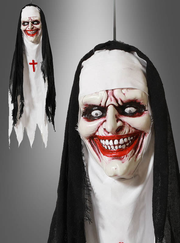 Verleihen Sie Ihrem Raum mit der „Geköpfte Nonne“ Halloween-Dekoration mit Licht (90 cm) eine gespenstisch unheimliche Atmosphäre – eine hängende Halloween-Dekoration, die eine gruselige Nonne mit übertriebenen Gesichtszügen, weißem Gesicht, roten Lippen, schwarzen Augen, schwarzem Schleier und einem auffälligen roten Kreuz auf der Brust zeigt. Dieses beleuchtete Dekorationsstück verleiht Ihrer Gruselkulisse einen beunruhigenden Schimmer.