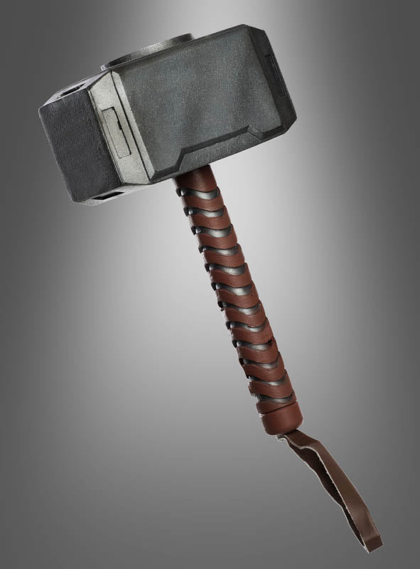 Der „Thor-Hammer für Kinder – Original Marvel“ verfügt über einen großen, quadratischen Kopf und einen braunen, mit Leder umwickelten Griff mit einer Schlaufe, vor einem grau verlaufenden Hintergrund – dieses auffällige Stück Marvel-Lizenzware ist das ideale Thor-Kostümzubehör für junge Helden oder als beeindruckendes Sammlerstück.